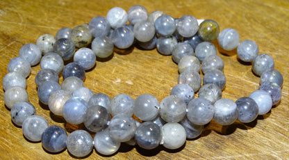 Labradorite, perles rondes de 4, 6 ou 8 mm. Vendu en fil de perle 38/39 cm, en bracelet de 17 à 21cm, en collier de 45 ou sautoir de 60cm. Qualité AA à AAA, superbes perles aux reflets cristalins bleutés !