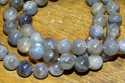 Labradorite, perles rondes de 4, 6 ou 8 mm. Vendu en fil de perle 38/39 cm, en bracelet de 17 à 21cm, en collier de 45 ou sautoir de 60cm. Qualité AA à AAA, superbes perles aux reflets cristalins bleutés !