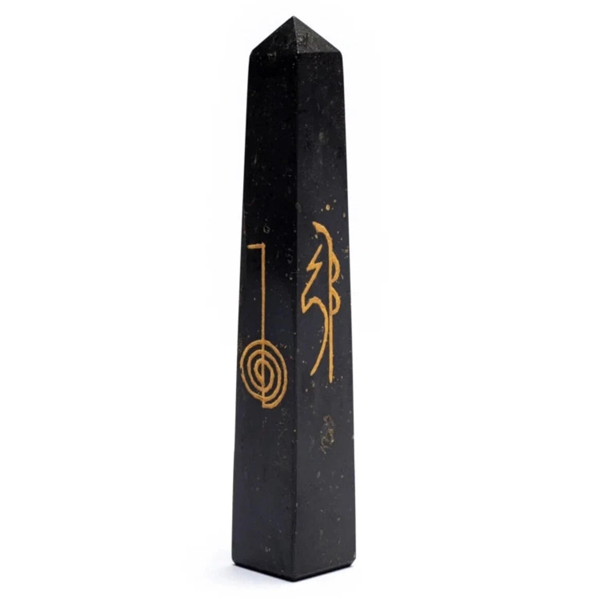 Obélisque en cristal de roche ou tourmaline noire avec symboles 'Reiki' gravés. 8 à 10 cms de haut/ 90 grs. Fortement recommandé par les guérisseurs de cristal, les praticiens de reiki et les spécialistes du feng shui.