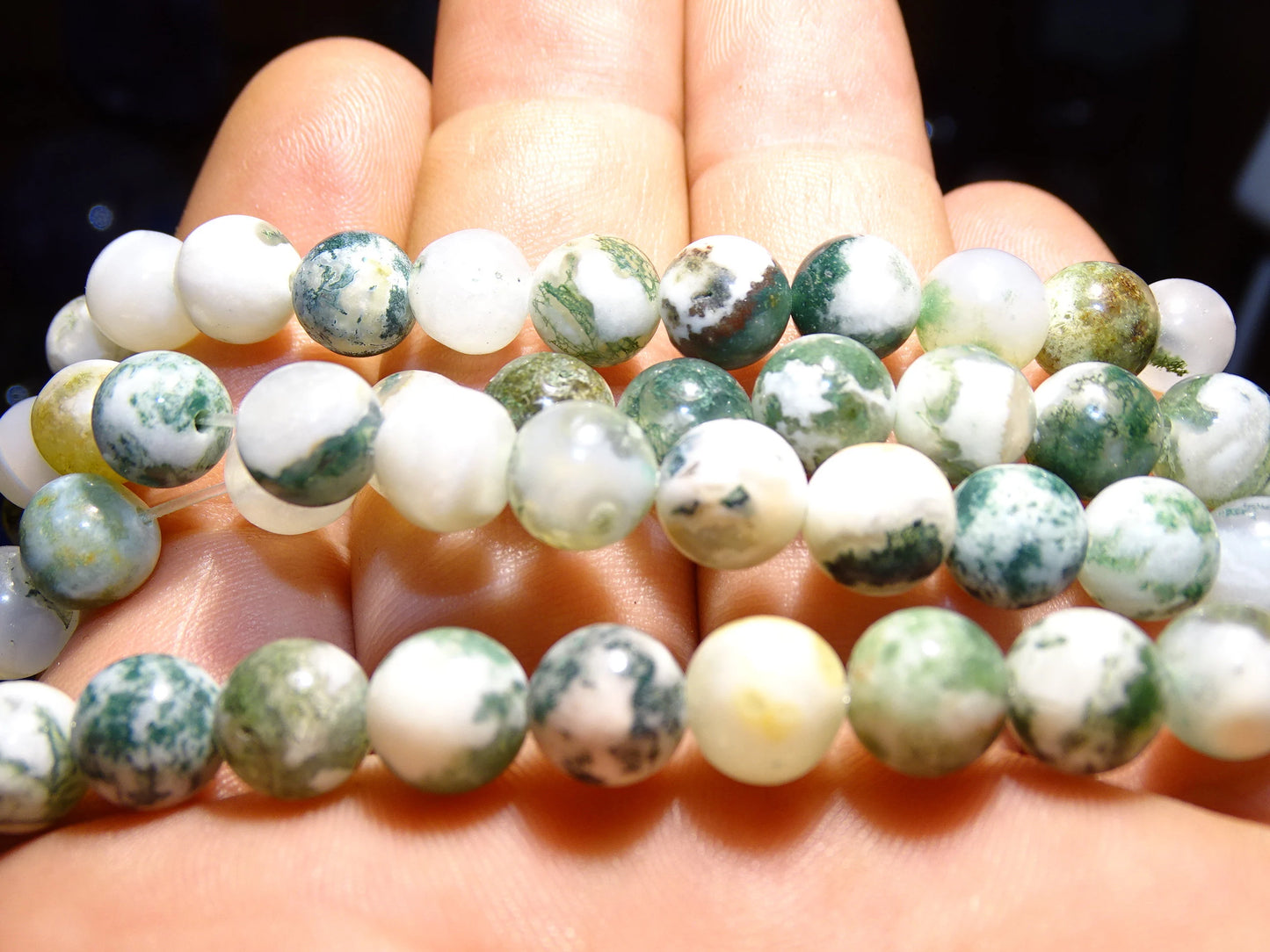 Agate Mousse 'Lichen', perles rondes de 6 ou 8 mm, vendu en fil de perle 40cm, ou bracelet de 17 à 21cm ou collier de 45 ou sautoir de 60cm. Superbes perles aux reflets verdâtres !