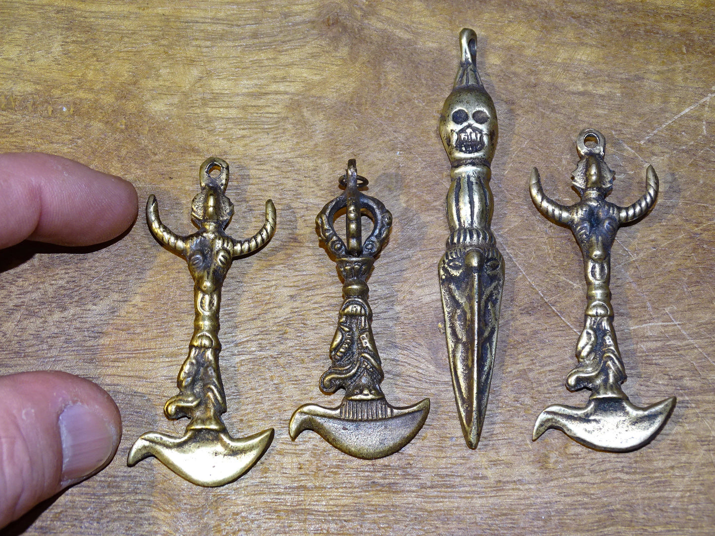 Pendentifs 'Phurba' en bronze, 4 modèles au choix, superbes pièces anciennes de 7 à 8 centimètres ! Magnifiques pièces de l'artisanat du Népal ou Tibet, des outils de rituels sacrés du Bouddhisme !