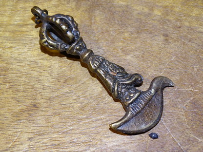 Pendentifs 'Phurba' en bronze, 4 modèles au choix, superbes pièces anciennes de 7 à 8 centimètres ! Magnifiques pièces de l'artisanat du Népal ou Tibet, des outils de rituels sacrés du Bouddhisme !