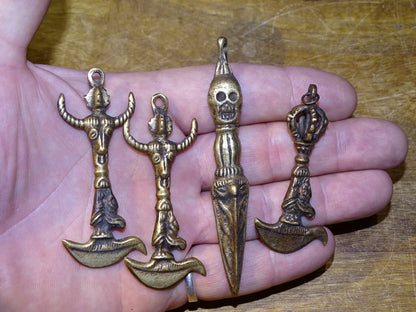 Pendentifs 'Phurba' en bronze, 4 modèles au choix, superbes pièces anciennes de 7 à 8 centimètres ! Magnifiques pièces de l'artisanat du Népal ou Tibet, des outils de rituels sacrés du Bouddhisme !