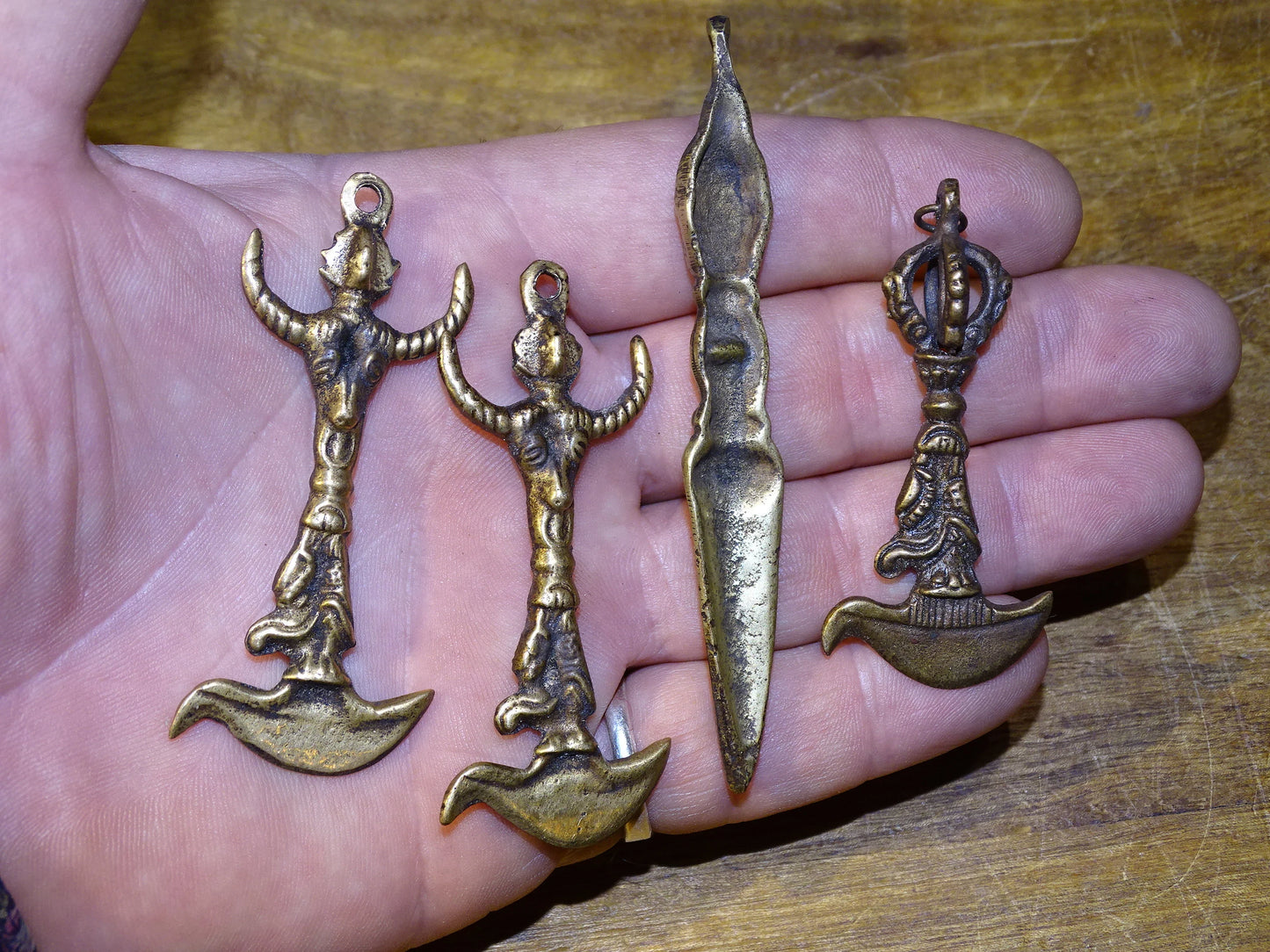 Pendentifs 'Phurba' en bronze, 4 modèles au choix, superbes pièces anciennes de 7 à 8 centimètres ! Magnifiques pièces de l'artisanat du Népal ou Tibet, des outils de rituels sacrés du Bouddhisme !