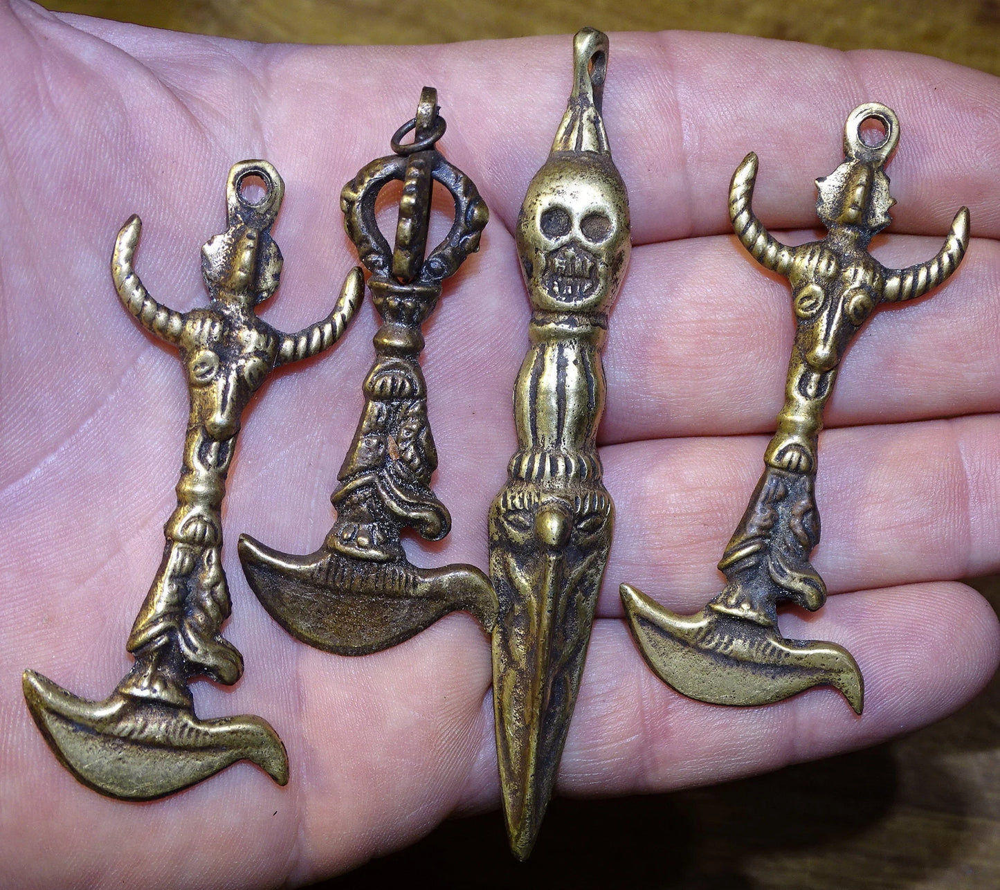 Pendentifs 'Phurba' en bronze, 4 modèles au choix, superbes pièces anciennes de 7 à 8 centimètres ! Magnifiques pièces de l'artisanat du Népal ou Tibet, des outils de rituels sacrés du Bouddhisme !