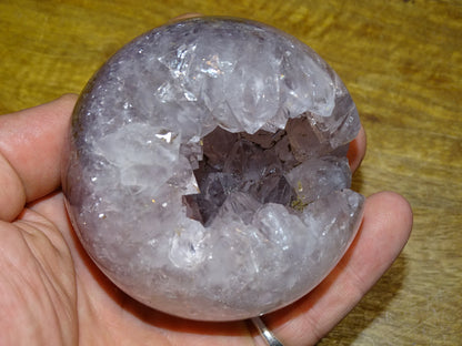 Sphère géodésique en améthyste (Brésil), de 530 grammes, 6 centimètres de diamètre. Qualité AA, des reflets violets incroyables, énergie très puissante. De la famille des quartz !