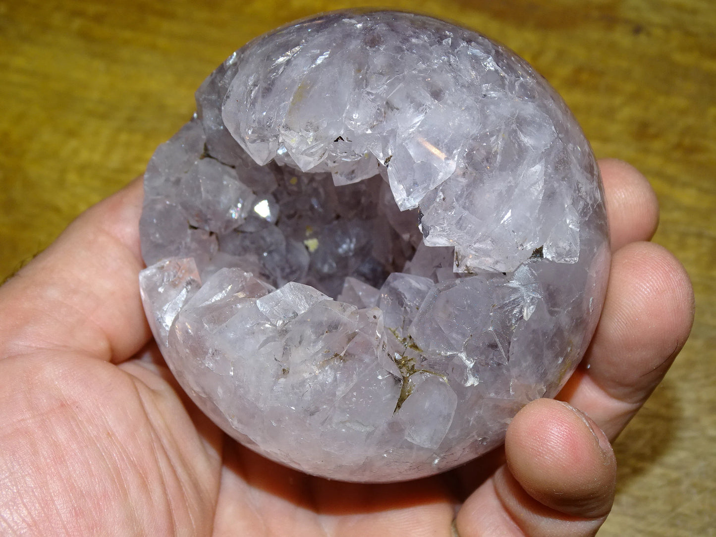 Sphère géodésique en améthyste (Brésil), de 530 grammes, 6 centimètres de diamètre. Qualité AA, des reflets violets incroyables, énergie très puissante. De la famille des quartz !