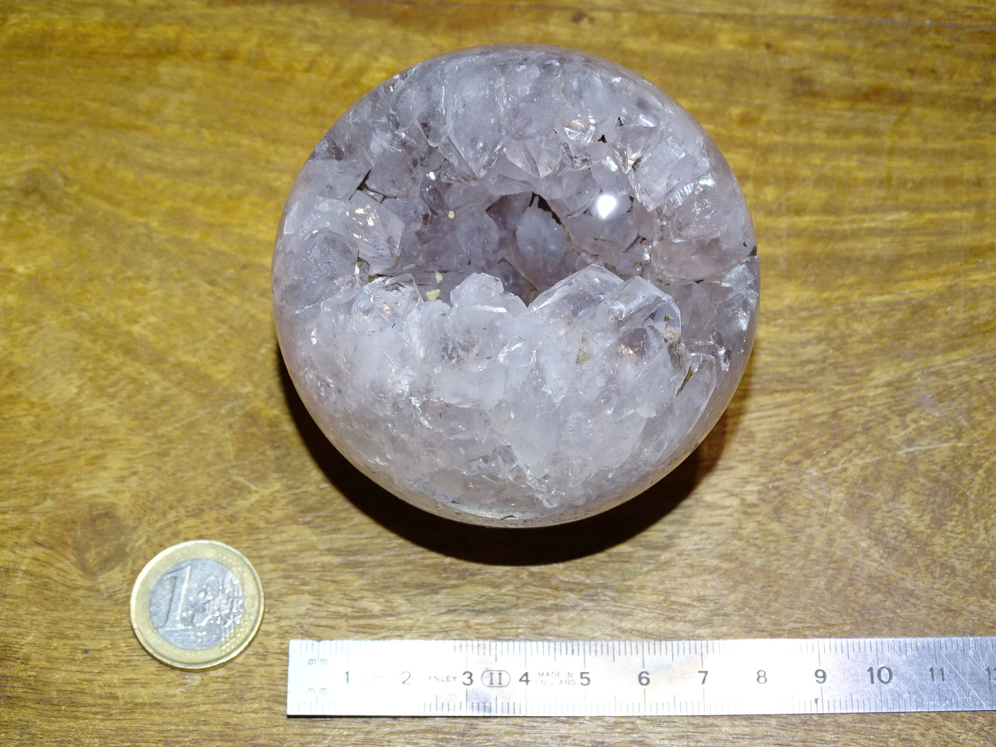 Sphère géodésique en améthyste (Brésil), de 530 grammes, 6 centimètres de diamètre. Qualité AA, des reflets violets incroyables, énergie très puissante. De la famille des quartz !