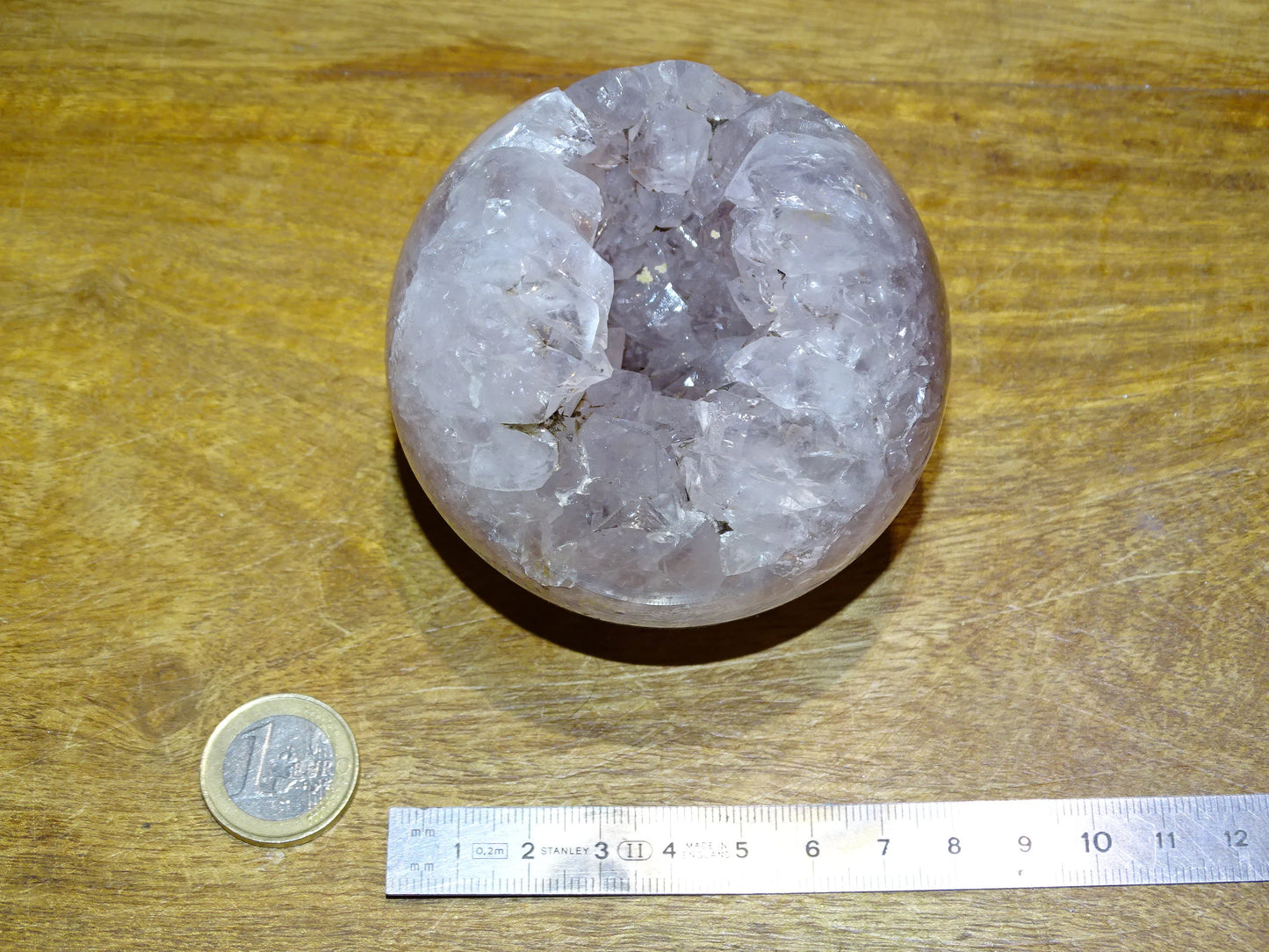 Sphère géodésique en améthyste (Brésil), de 530 grammes, 6 centimètres de diamètre. Qualité AA, des reflets violets incroyables, énergie très puissante. De la famille des quartz !