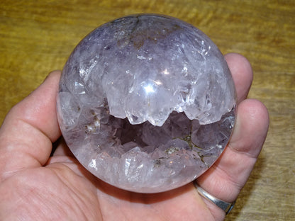 Sphère géodésique en améthyste (Brésil), de 530 grammes, 6 centimètres de diamètre. Qualité AA, des reflets violets incroyables, énergie très puissante. De la famille des quartz !