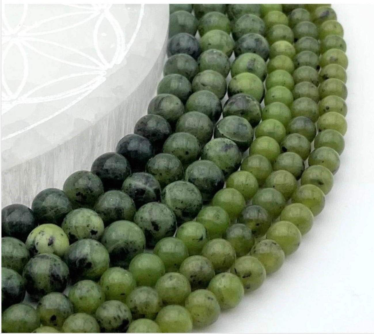 Jade de Birmanie, perles rondes de 6 ou 8 mm. Vendu en fil de perle 38/39 cm, en bracelet de 17 à 21cm, en collier de 45 ou sautoir de 60cm. Qualité AA à AAA, superbes perles à la puissance renomée !