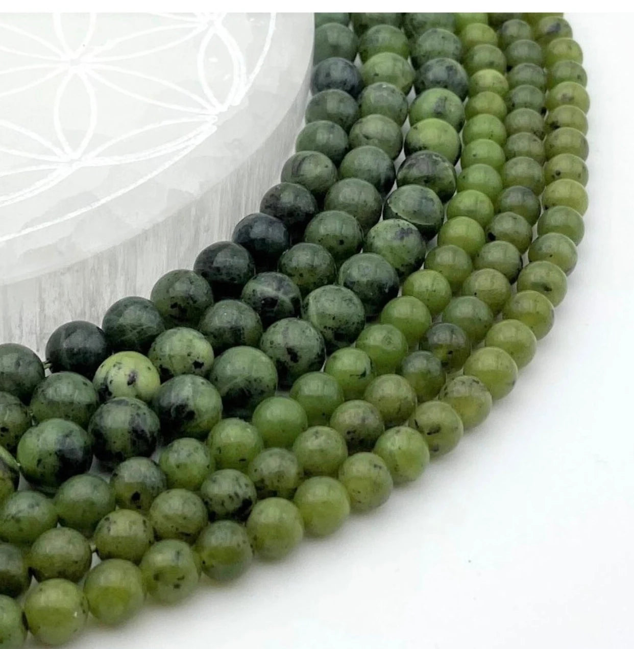 Jade de Birmanie, perles rondes de 6 ou 8 mm. Vendu en fil de perle 38/39 cm, en bracelet de 17 à 21cm, en collier de 45 ou sautoir de 60cm. Qualité AA à AAA, superbes perles à la puissance renomée !