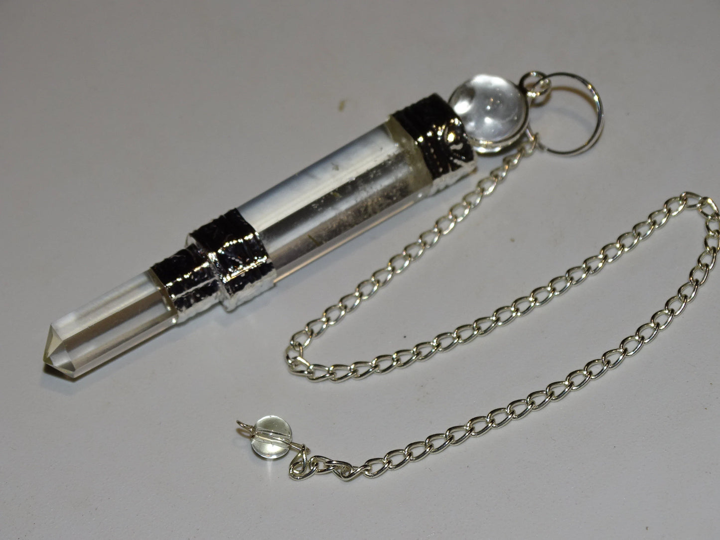 Sélection de pendules en cristal de roche, 8 cm de cristal + chainette de 18 cm. Pour radiesthésie, pour professionnel ou débutant, parfait !