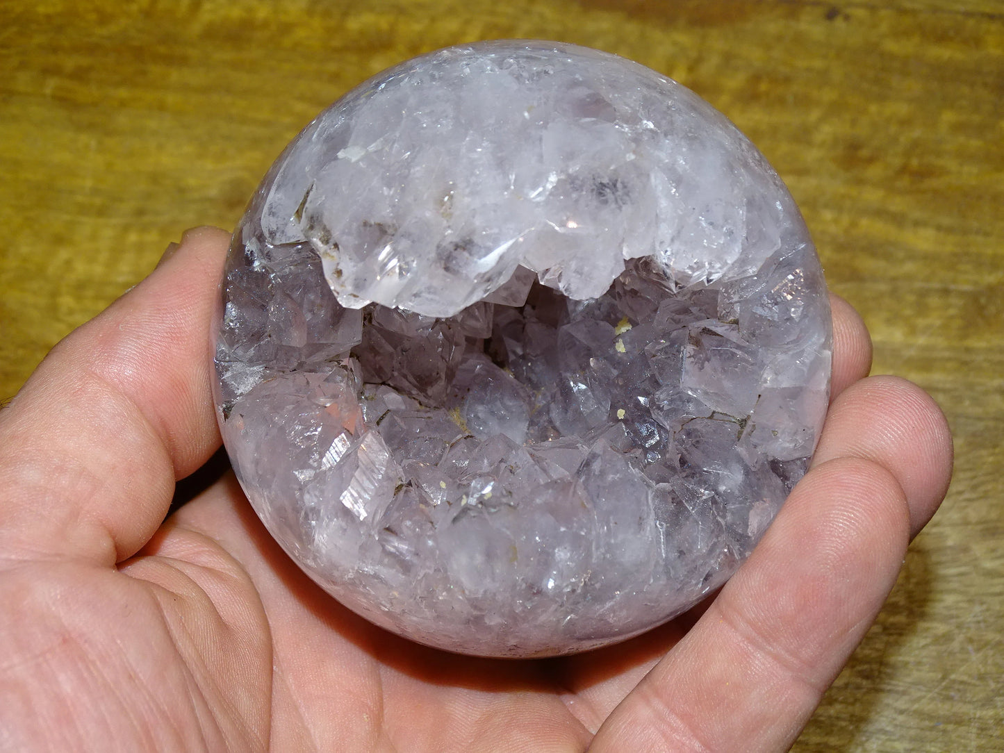 Sphère géodésique en améthyste (Brésil), de 530 grammes, 6 centimètres de diamètre. Qualité AA, des reflets violets incroyables, énergie très puissante. De la famille des quartz !