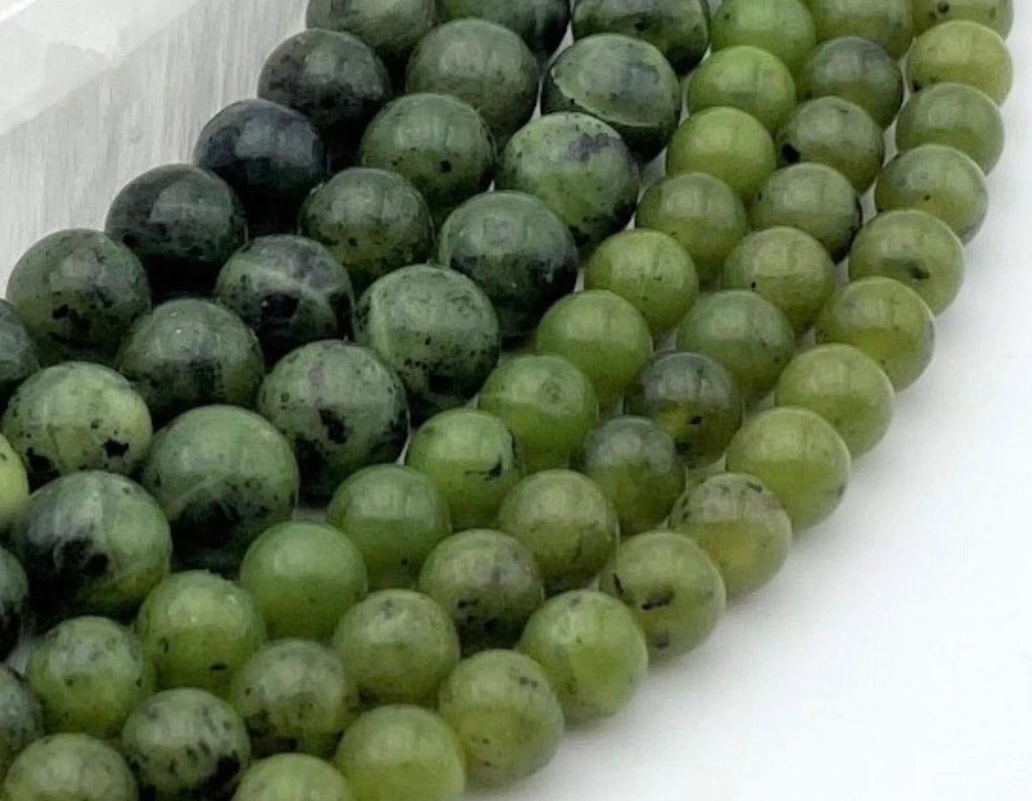 Jade de Birmanie, perles rondes de 6 ou 8 mm. Vendu en fil de perle 38/39 cm, en bracelet de 17 à 21cm, en collier de 45 ou sautoir de 60cm. Qualité AA à AAA, superbes perles à la puissance renomée !