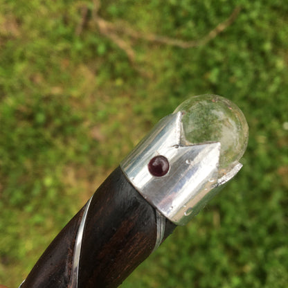 Baguette 'magique', instrument très apprécié pour des soins énergétiques. Chaque baguette de guérison est fabriquée à partir de Bois de Rose avec une pointe et une boule de Cristal de Roche.