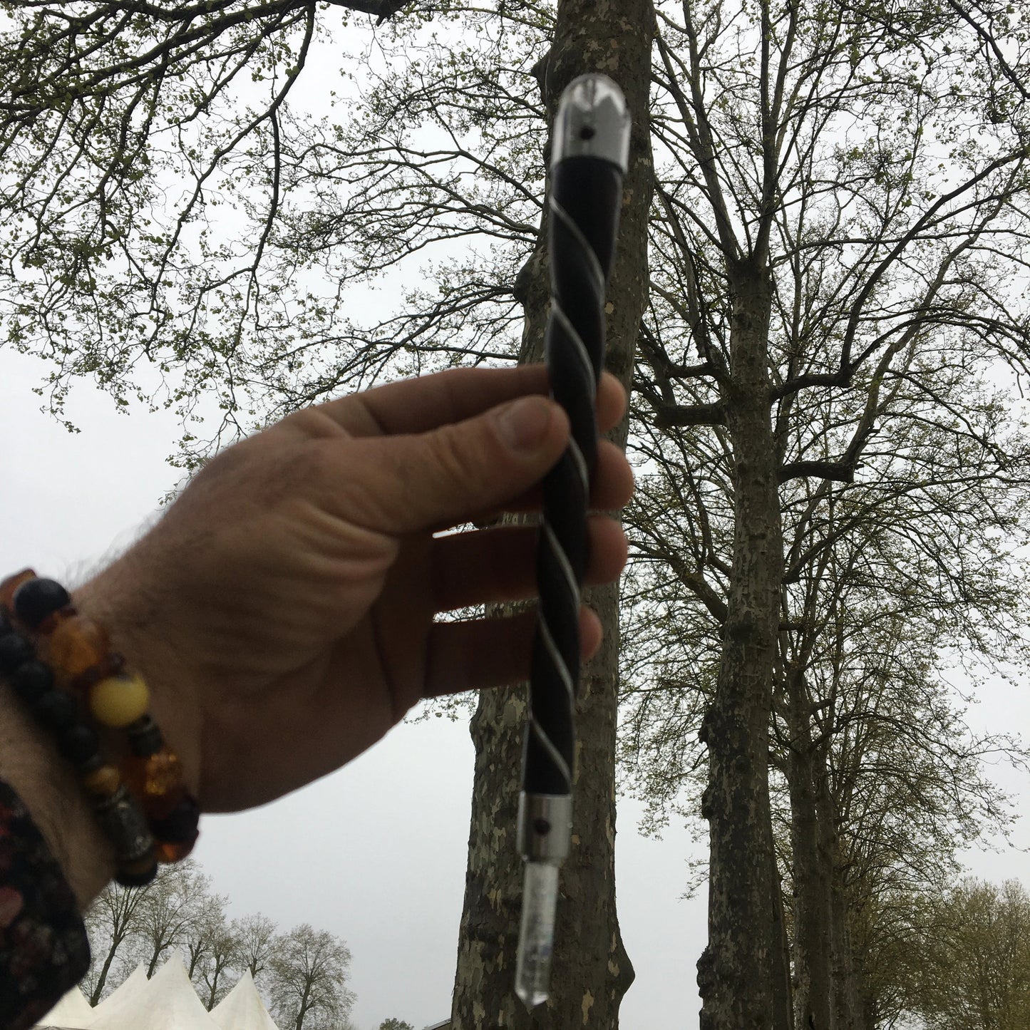 Baguette 'magique', instrument très apprécié pour des soins énergétiques. Chaque baguette de guérison est fabriquée à partir de Bois de Rose avec une pointe et une boule de Cristal de Roche.