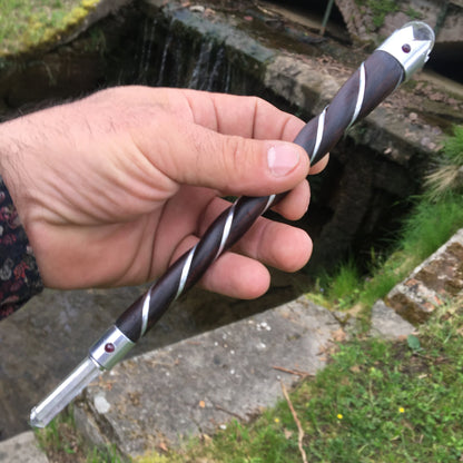 Baguette 'magique', instrument très apprécié pour des soins énergétiques. Chaque baguette de guérison est fabriquée à partir de Bois de Rose avec une pointe et une boule de Cristal de Roche.