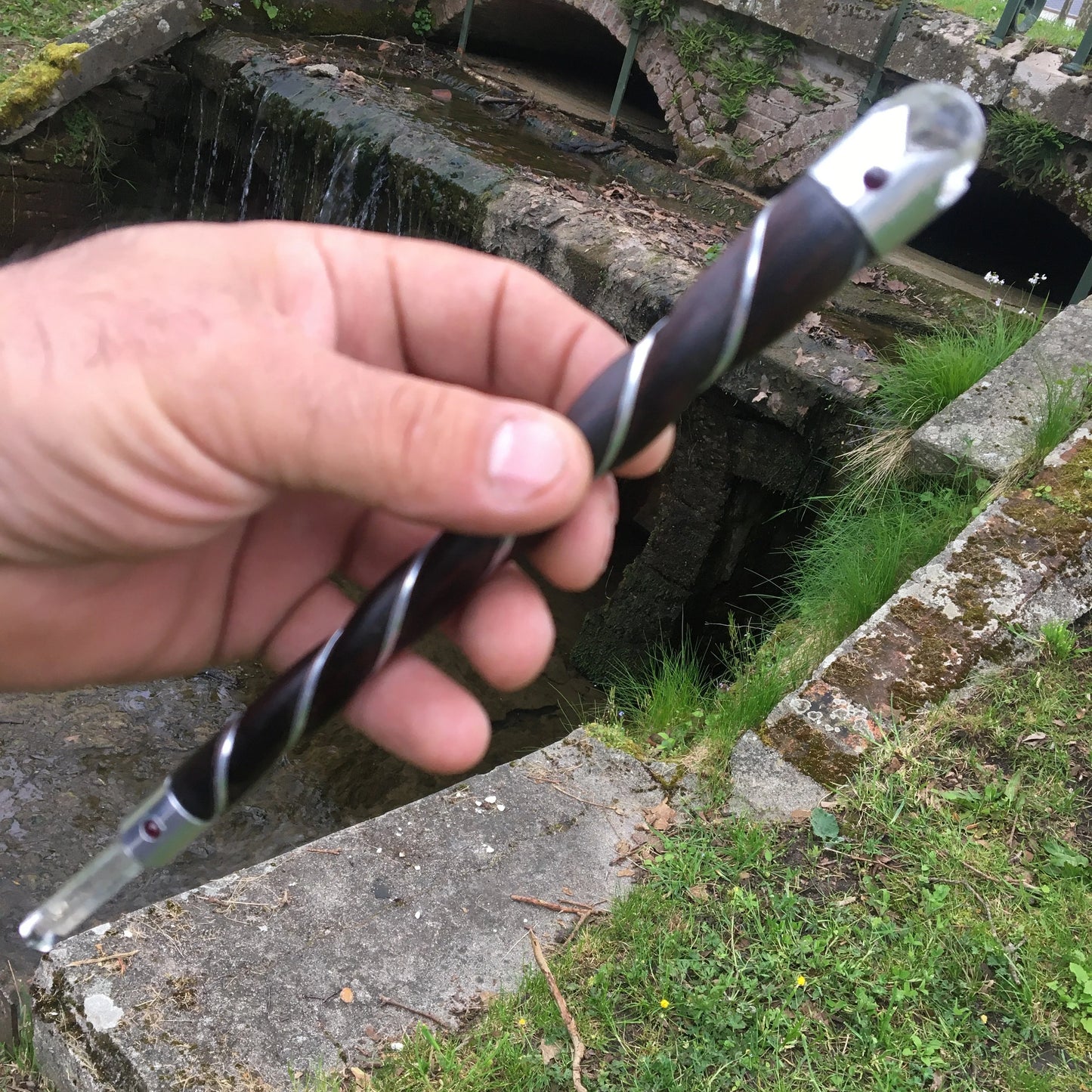 Baguette 'magique', instrument très apprécié pour des soins énergétiques. Chaque baguette de guérison est fabriquée à partir de Bois de Rose avec une pointe et une boule de Cristal de Roche.