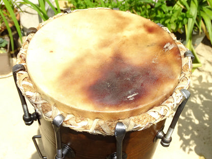 Percussion Indienne ancienne (Ancêtre du tabla), le Dholak, Mridangam, 53 centimètres de haut x 24 de diamètre. Superbe et admirable pièce, pour jouer, collection, exposition...