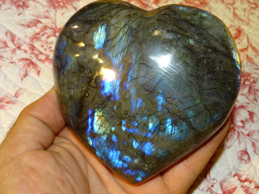 Coeur en labradorite de taille L, 10 x 10 x 4 centimètres. Belles finitions, beaux reflets bleutés, belle pièce !