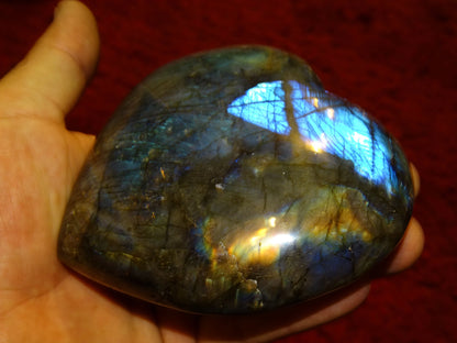 Coeur en labradorite de taille L, 10 x 10 x 4 centimètres. Belles finitions, beaux reflets bleutés, belle pièce !