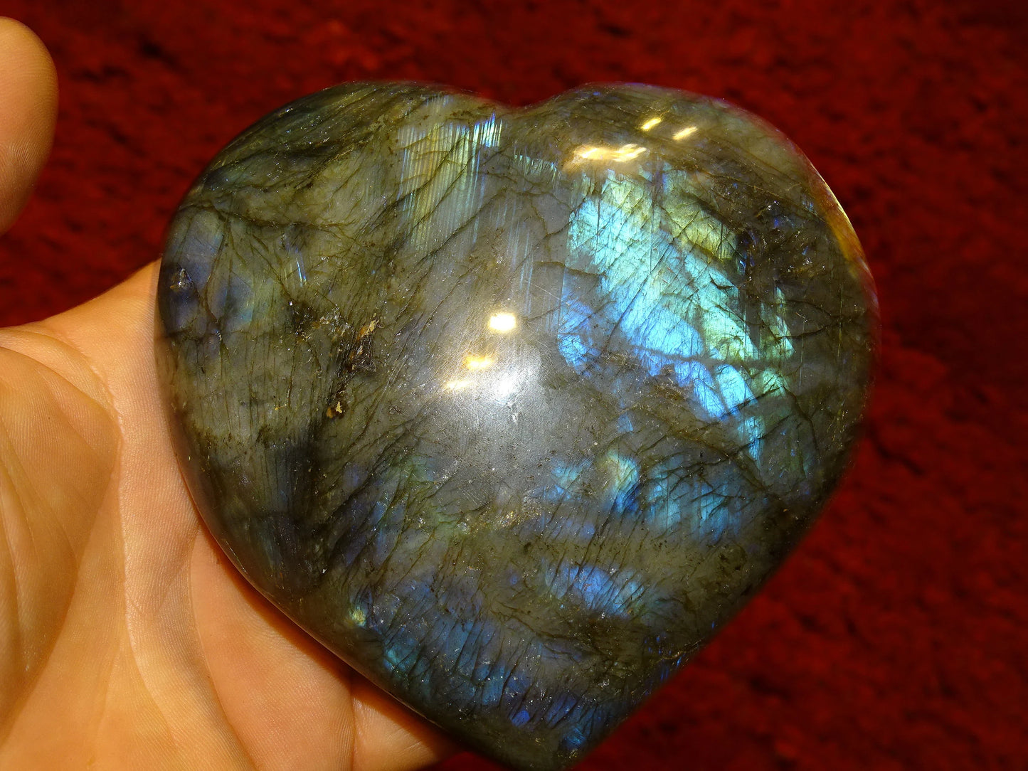 Coeur en labradorite de taille L, 10 x 10 x 4 centimètres. Belles finitions, beaux reflets bleutés, belle pièce !