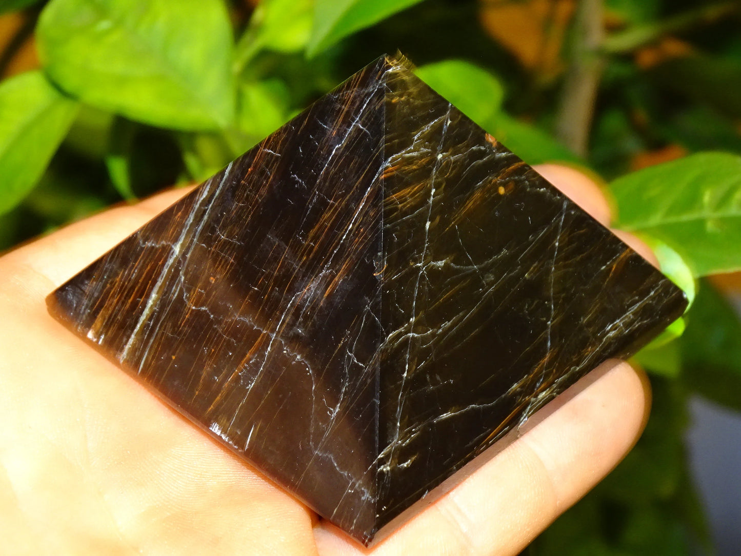 Sélection de pyramides en Tourmaline, de 4 à 7 centimètres, une pierre tout en élévation et magique ! Protège des ondes et permet l'ancrage, parfait pour la lithothérapie, collection, exposition...!