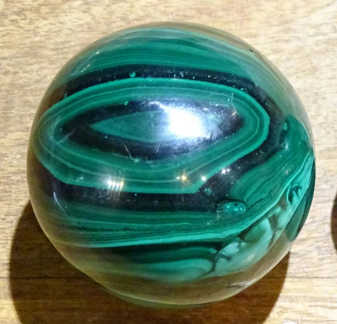 Sphère en malachite, pièce unique, de 277 grammes, 52 millimètres. Une pierre aux dessins toujours uniques... Parfait pour la lithothérapie, collection, exposition...!