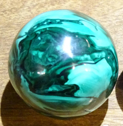 Sphère en malachite, pièce unique, de 277 grammes, 52 millimètres. Une pierre aux dessins toujours uniques... Parfait pour la lithothérapie, collection, exposition...!