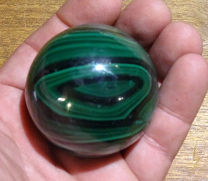 Sphère en malachite, pièce unique, de 277 grammes, 52 millimètres. Une pierre aux dessins toujours uniques... Parfait pour la lithothérapie, collection, exposition...!