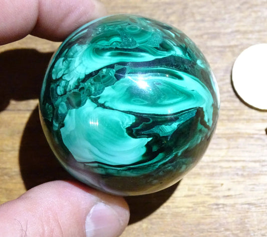 Sphère en malachite, pièce unique, de 277 grammes, 52 millimètres. Une pierre aux dessins toujours uniques... Parfait pour la lithothérapie, collection, exposition...!