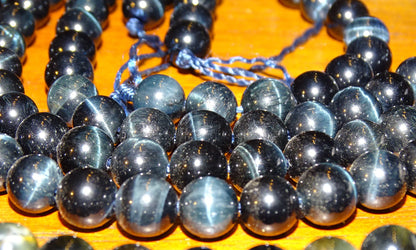 Oeil de Faucon, perles rondes de 4 ou 6 mm. Vendu en fil de perle 38/39 cm, en bracelet de 17 à 21cm, en collier de 45 ou sautoir de 60cm. Qualité AA à AAA, superbes perles, magnifiques reflets bleu nuit !