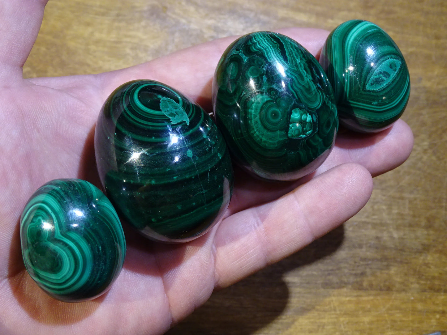 Sélection d'oeuf en malachite, de 57 à 177 grammes, de 35 à 50 millimètres de diamètre. Très belle qualité, parfait pour la lithothérapie, collection, exposition... !