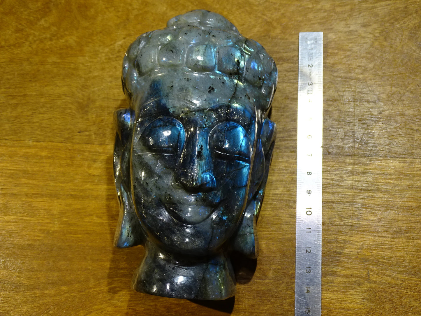 Sculpture de Bouddha en labradorite de qualité supèrieure, fait à la main, 15 centimètres de haut x 8 x 8 de large. Reflets bleutés incroyables, superbes pièces ! Parfait dans une salle de Méditation, Autel, Collection, Exposition...