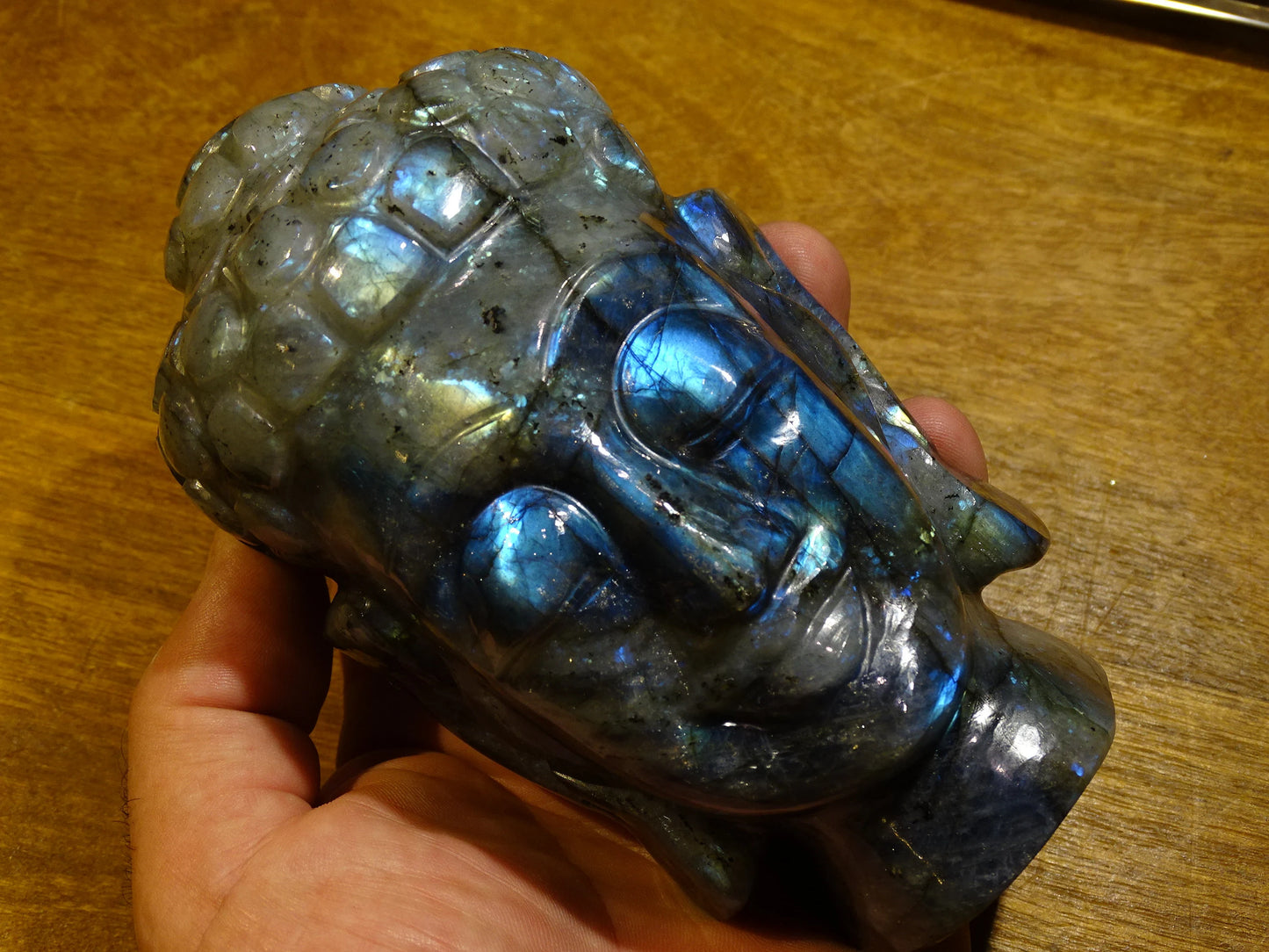 Sculpture de Bouddha en labradorite de qualité supèrieure, fait à la main, 15 centimètres de haut x 8 x 8 de large. Reflets bleutés incroyables, superbes pièces ! Parfait dans une salle de Méditation, Autel, Collection, Exposition...