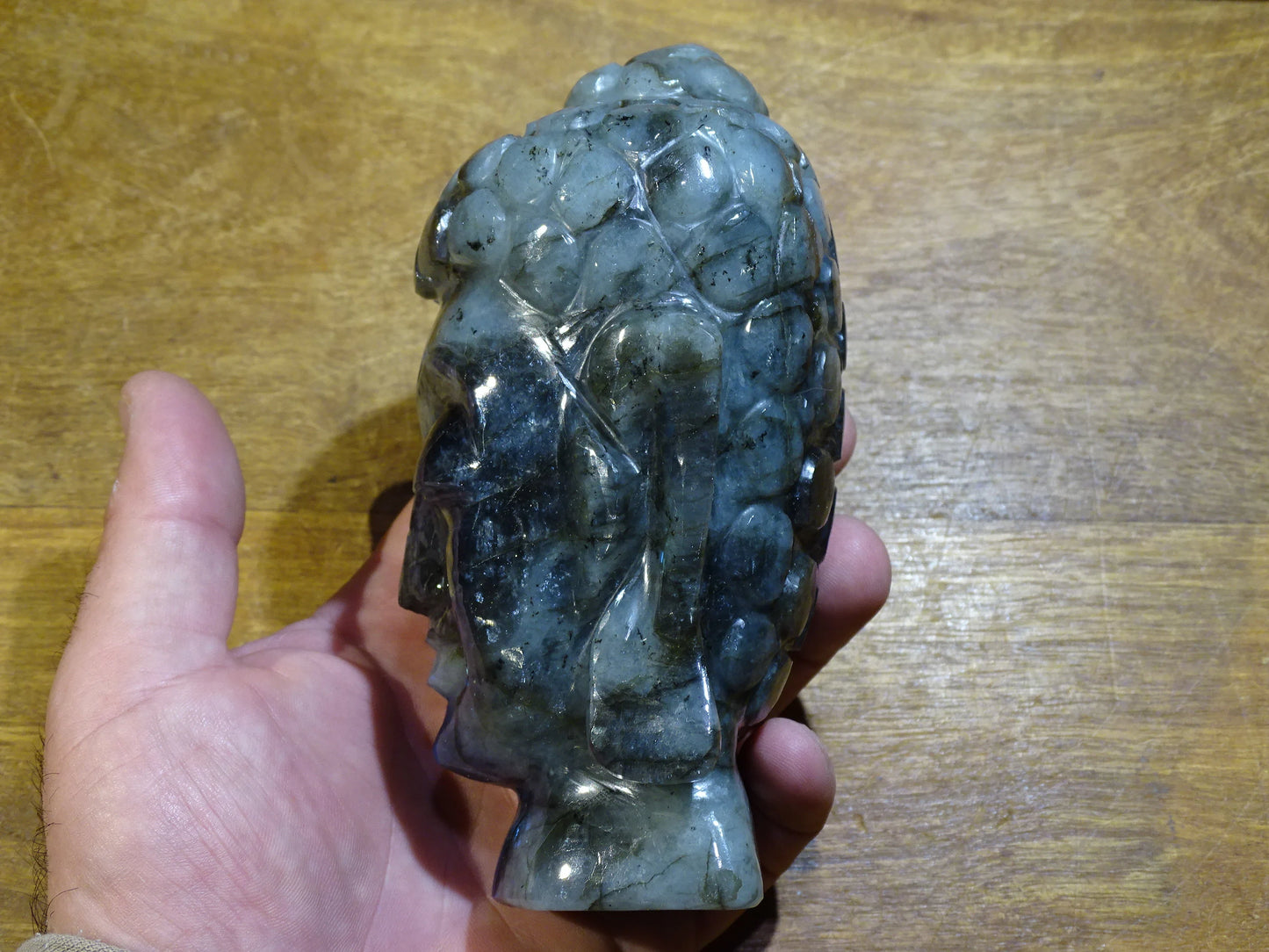 Sculpture de Bouddha en labradorite de qualité supèrieure, fait à la main, 15 centimètres de haut x 8 x 8 de large. Reflets bleutés incroyables, superbes pièces ! Parfait dans une salle de Méditation, Autel, Collection, Exposition...