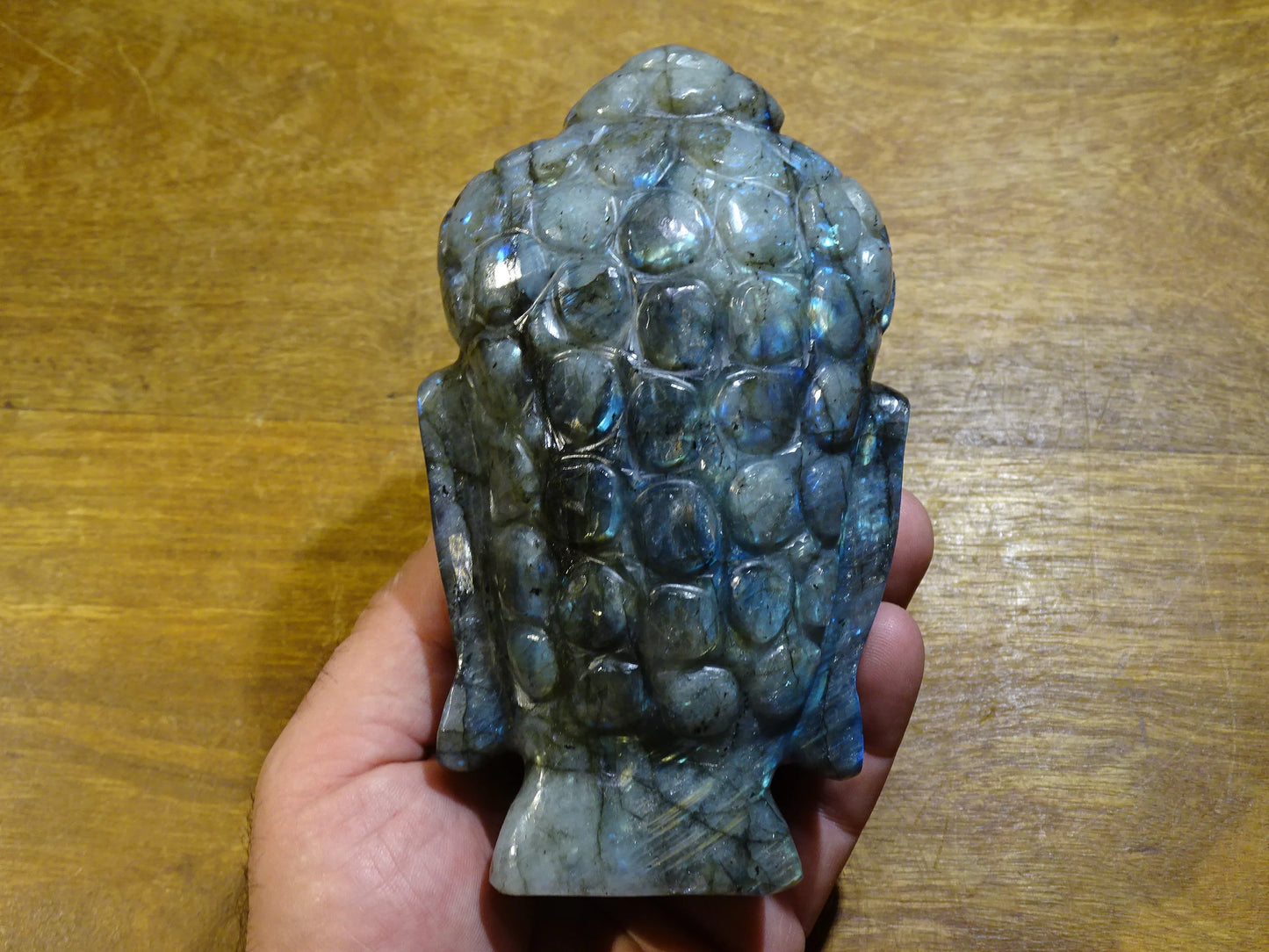 Sculpture de Bouddha en labradorite de qualité supèrieure, fait à la main, 15 centimètres de haut x 8 x 8 de large. Reflets bleutés incroyables, superbes pièces ! Parfait dans une salle de Méditation, Autel, Collection, Exposition...