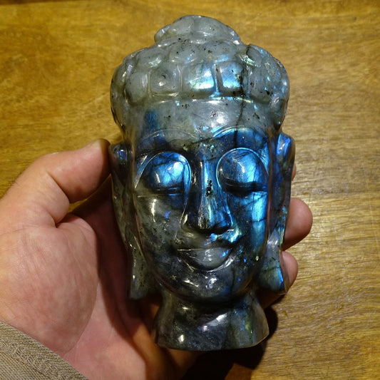 Sculpture de Bouddha en labradorite de qualité supèrieure, fait à la main, 15 centimètres de haut x 8 x 8 de large. Reflets bleutés incroyables, superbes pièces ! Parfait dans une salle de Méditation, Autel, Collection, Exposition...