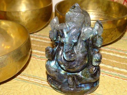 Ganesh en pierre de 'labradorite', fait main, taille de 115 millimètres de hauteur x 85 x 48 - 510 grammes. Superbe pièce aux reflets bleutés incroyable pour  1 divinité Hindouiste éternelle !