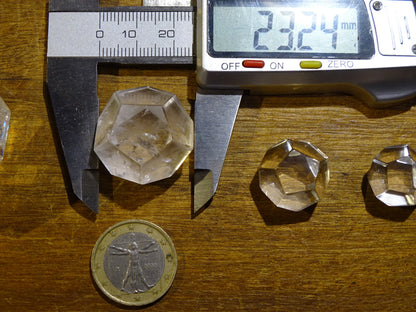 Dodécaèdre en cristal de roche, un des 5 Solids/ Solides de Platon, taille S à XL, vente à l'unité. Dimensions des pièces : environ 1,5 à 6 cm. Qualité A à AAA ! Parfait pour l'étude de la géométrie sacré et ses applications !