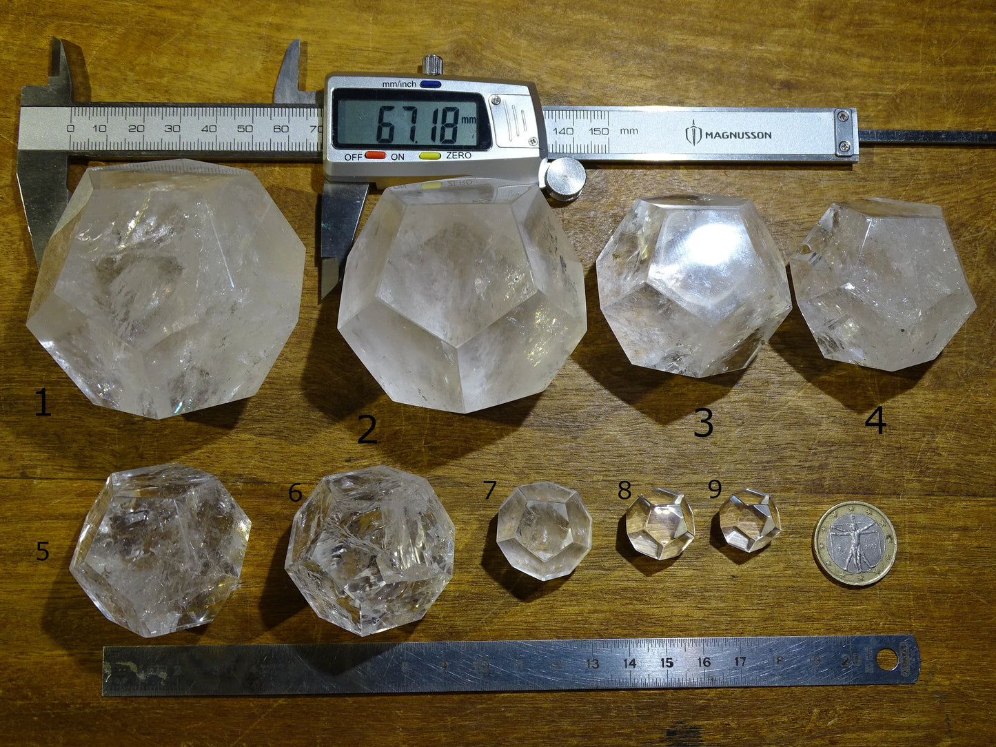 Dodécaèdre en cristal de roche, un des 5 Solids/ Solides de Platon, taille S à XL, vente à l'unité. Dimensions des pièces : environ 1,5 à 6 cm. Qualité A à AAA ! Parfait pour l'étude de la géométrie sacré et ses applications !