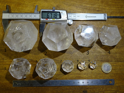 Dodécaèdre en cristal de roche, un des 5 Solids/ Solides de Platon, taille S à XL, vente à l'unité. Dimensions des pièces : environ 1,5 à 6 cm. Qualité A à AAA ! Parfait pour l'étude de la géométrie sacré et ses applications !