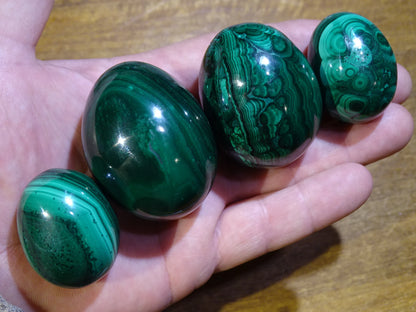 Sélection d'oeuf en malachite, de 57 à 177 grammes, de 35 à 50 millimètres de diamètre. Très belle qualité, parfait pour la lithothérapie, collection, exposition... !