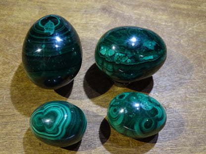 Sélection d'oeuf en malachite, de 57 à 177 grammes, de 35 à 50 millimètres de diamètre. Très belle qualité, parfait pour la lithothérapie, collection, exposition... !