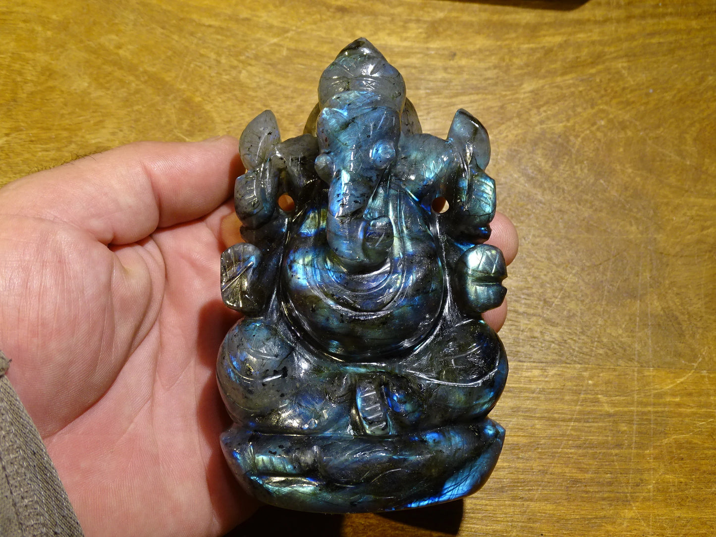 Ganesh en pierre de 'labradorite', fait main, taille de 115 millimètres de hauteur x 85 x 48 - 510 grammes. Superbe pièce aux reflets bleutés incroyable pour  1 divinité Hindouiste éternelle !