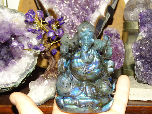 Ganesh en pierre de 'labradorite', fait main, taille de 115 millimètres de hauteur x 85 x 48 - 510 grammes. Superbe pièce aux reflets bleutés incroyable pour  1 divinité Hindouiste éternelle !