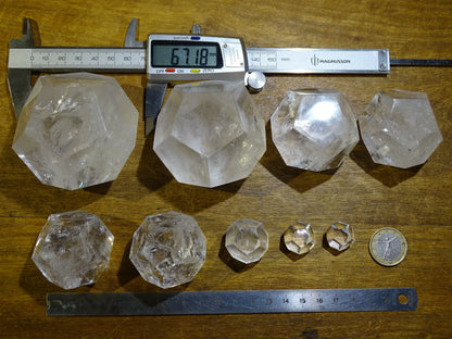 Dodécaèdre en cristal de roche, un des 5 Solids/ Solides de Platon, taille S à XL, vente à l'unité. Dimensions des pièces : environ 1,5 à 6 cm. Qualité A à AAA ! Parfait pour l'étude de la géométrie sacré et ses applications !