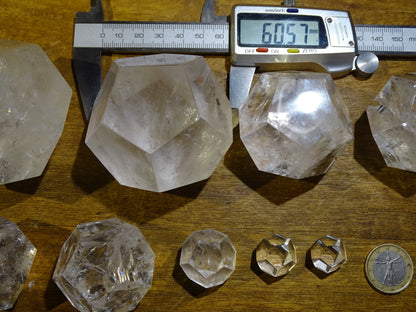 Dodécaèdre en cristal de roche, un des 5 Solids/ Solides de Platon, taille S à XL, vente à l'unité. Dimensions des pièces : environ 1,5 à 6 cm. Qualité A à AAA ! Parfait pour l'étude de la géométrie sacré et ses applications !