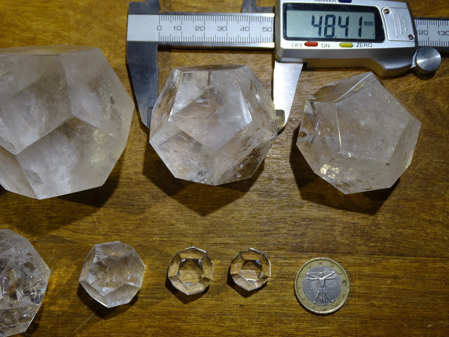 Dodécaèdre en cristal de roche, un des 5 Solids/ Solides de Platon, taille S à XL, vente à l'unité. Dimensions des pièces : environ 1,5 à 6 cm. Qualité A à AAA ! Parfait pour l'étude de la géométrie sacré et ses applications !